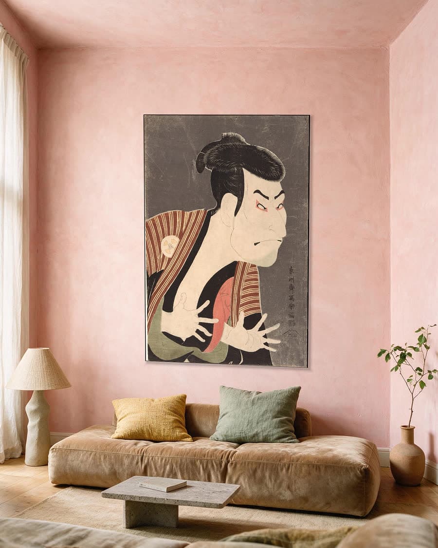 De acteur Otani Oniji III als Edobei in een aluminium frame aan dezelfde muur