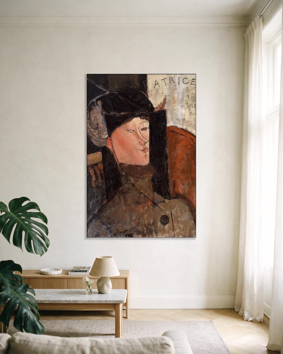 Portret van Béatrice Hastings in een aluminium frame aan dezelfde muur