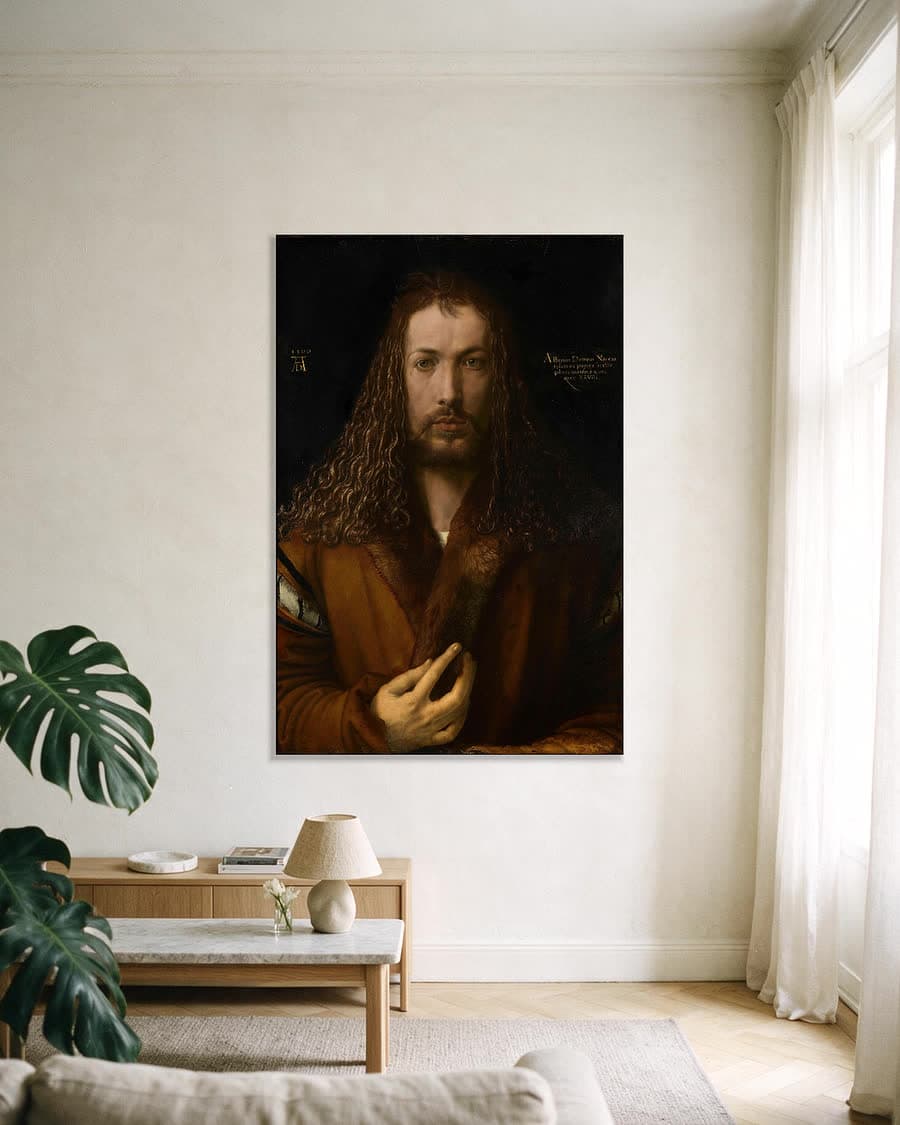 Zelfportret met bontkraag in een aluminium frame aan dezelfde muur