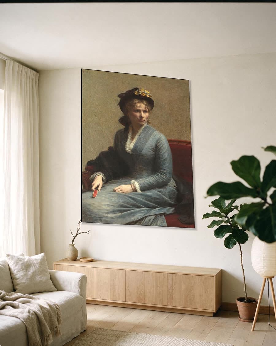 Portret van Charlotte Dubourg in een aluminium frame aan dezelfde muur