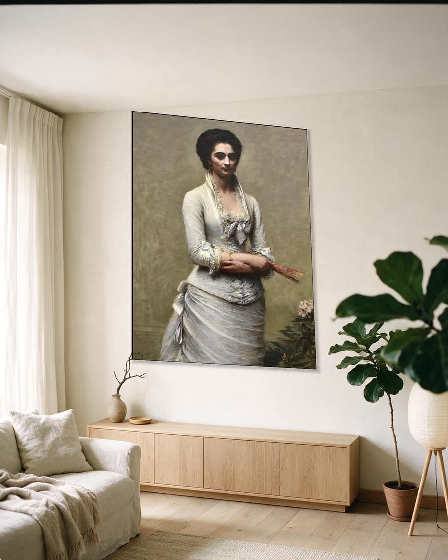 Portret van Eva Callimachi-Catargi in een aluminium frame aan dezelfde muur