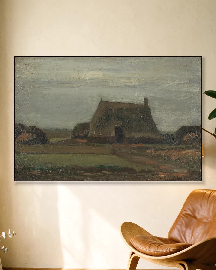 Boerderij met turfstapels in een aluminium frame aan dezelfde muur