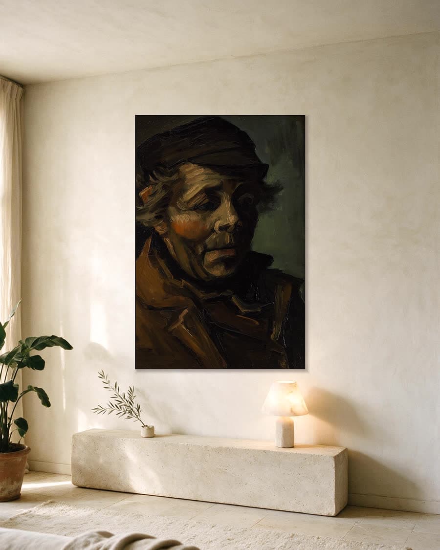 Portret van een boer in een aluminium frame aan dezelfde muur