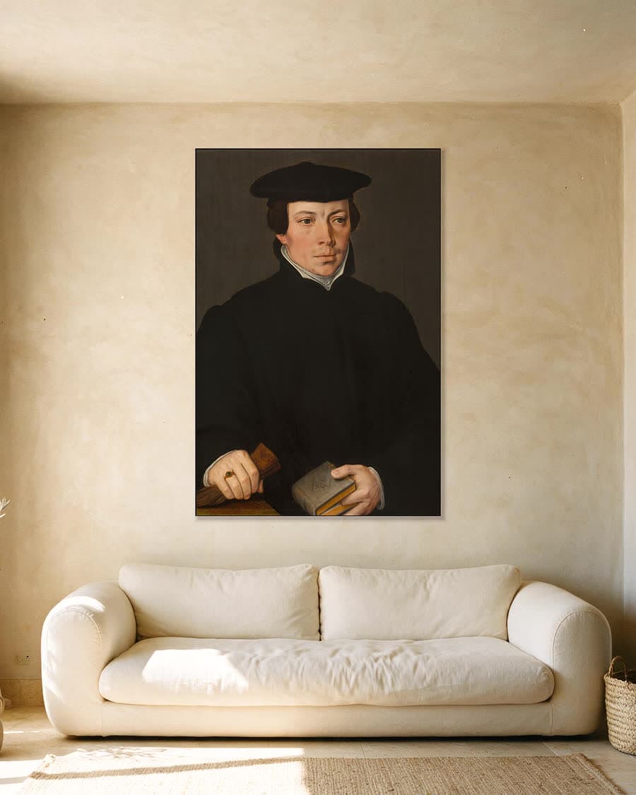 Portret van een jonge geestelijke in een aluminium frame aan dezelfde muur