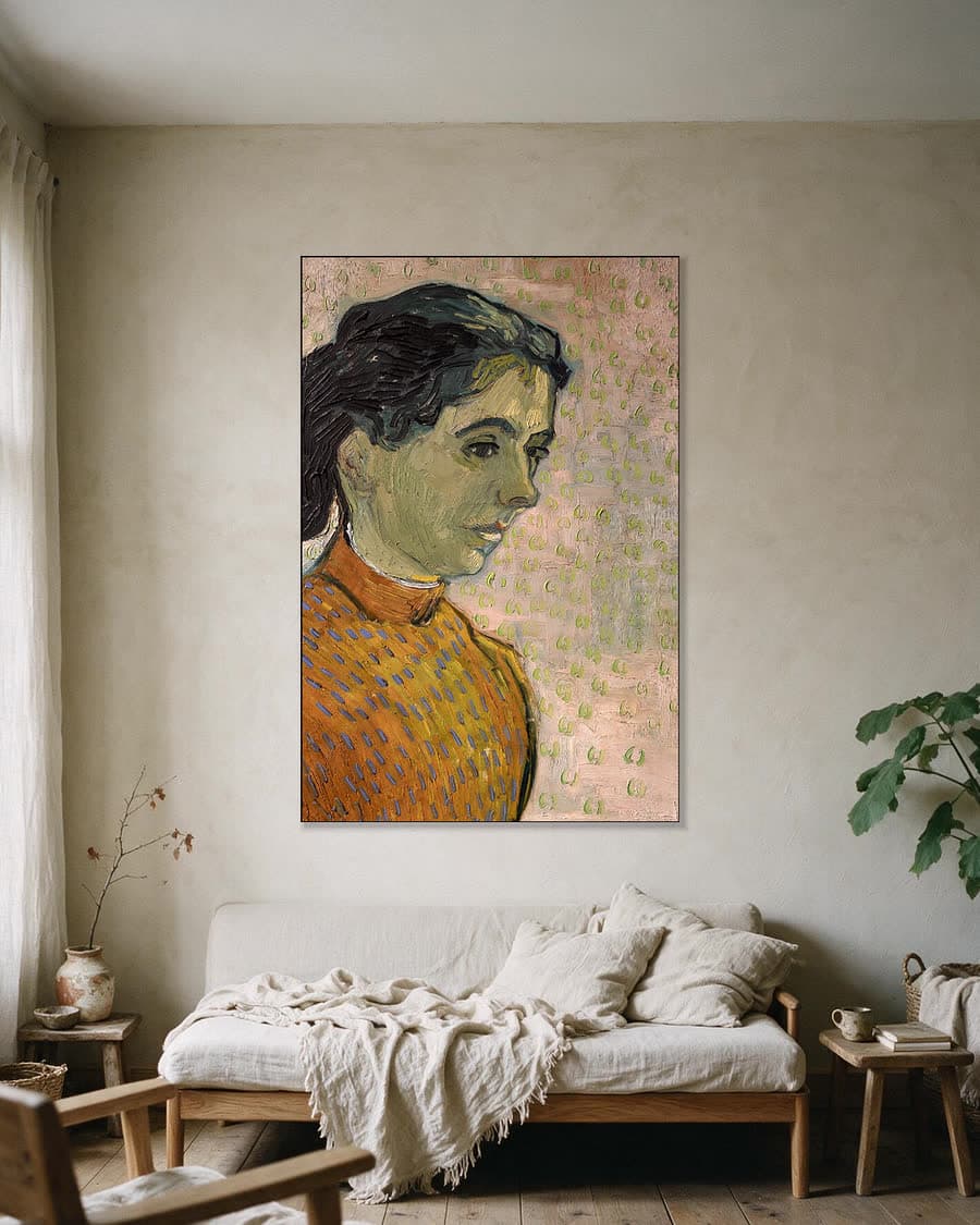 Portret van een jonge vrouw in een aluminium frame aan dezelfde muur