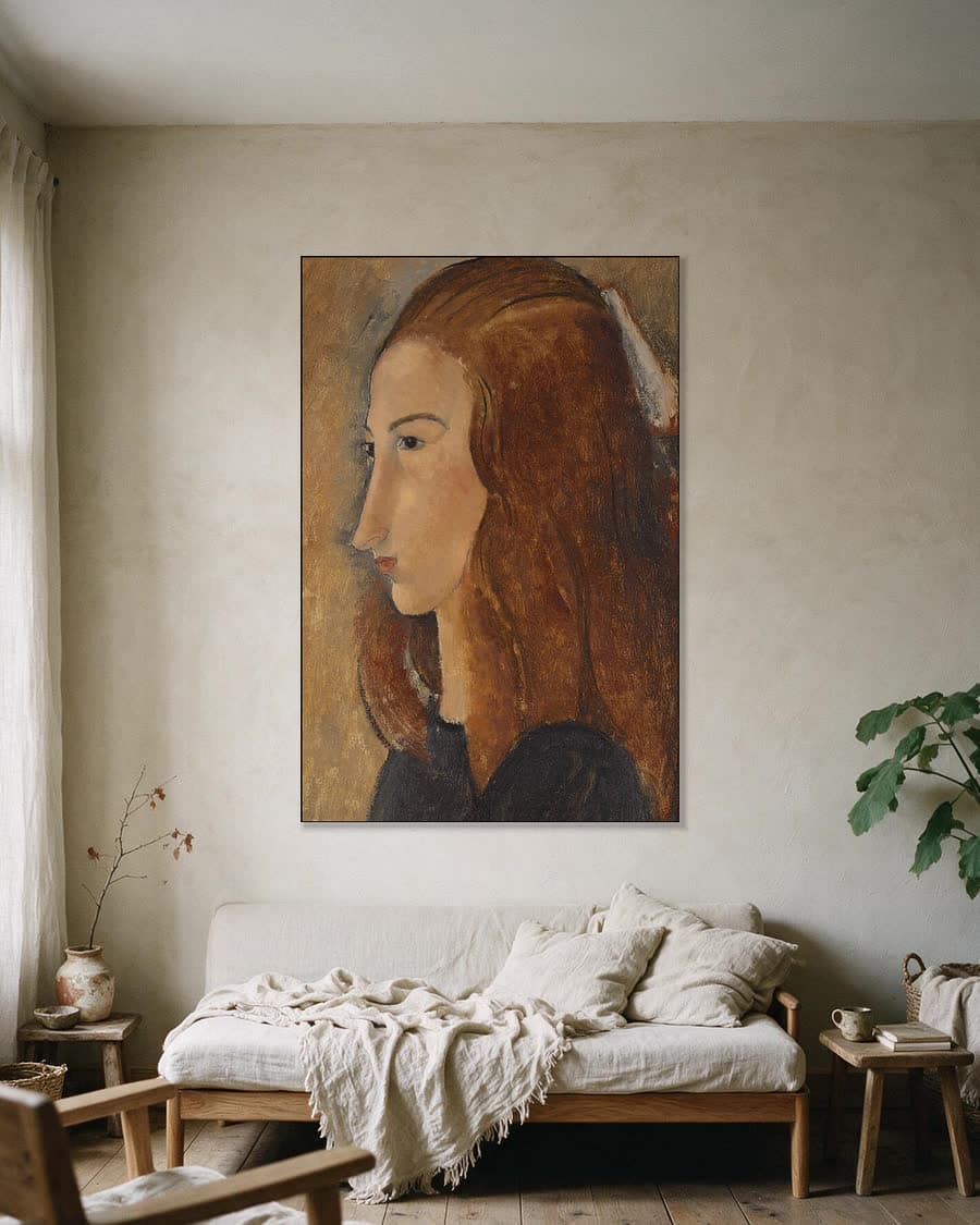 Portret van een jonge vrouw in een aluminium frame aan dezelfde muur