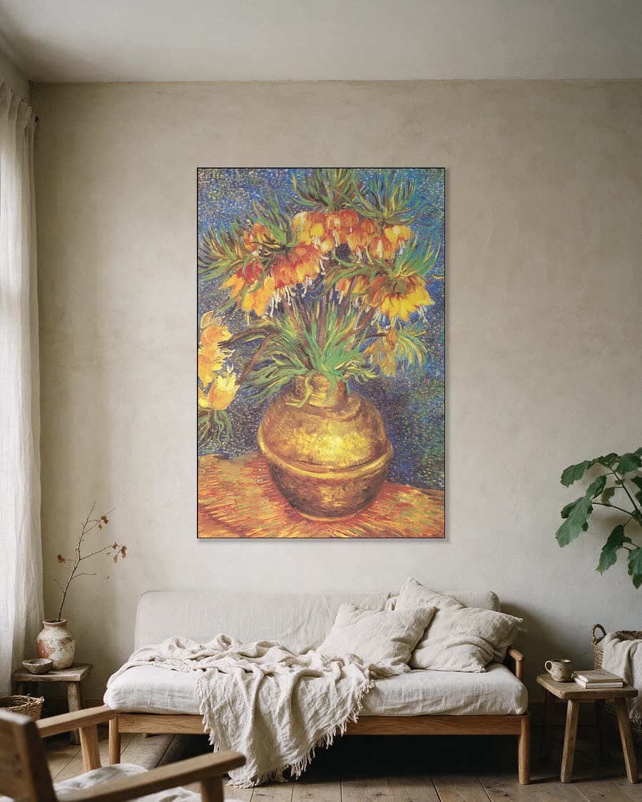 Keizerskronen in een koperen vaas in een aluminium frame aan dezelfde muur