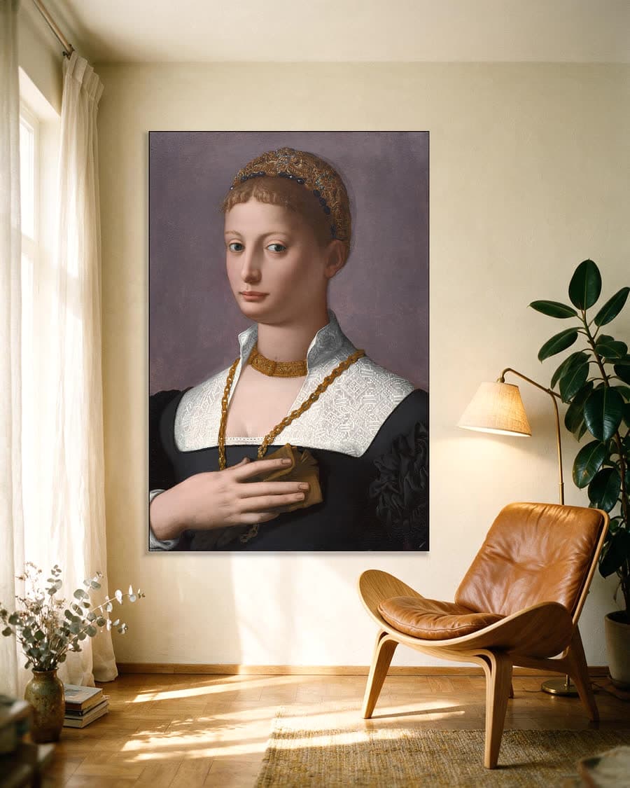 Portret van een vrouw in een aluminium frame aan dezelfde muur