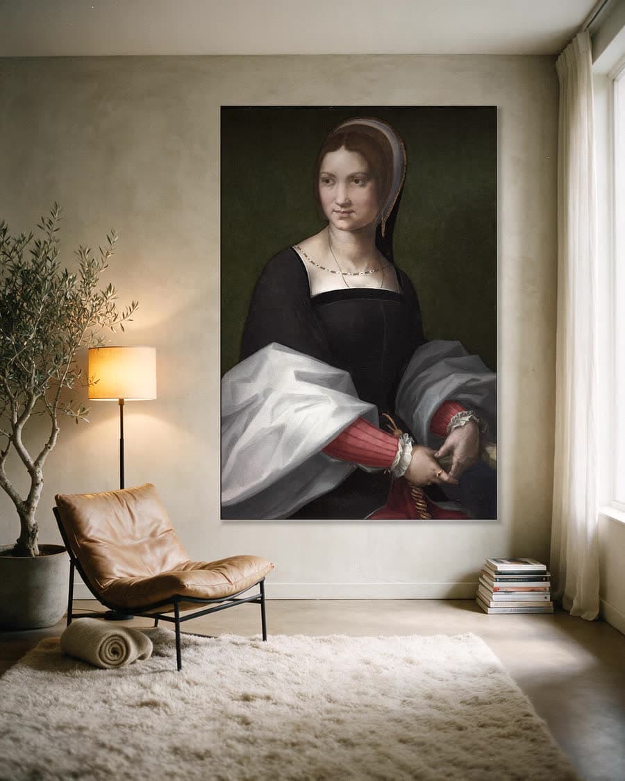 Portret van een vrouw in een aluminium frame aan dezelfde muur