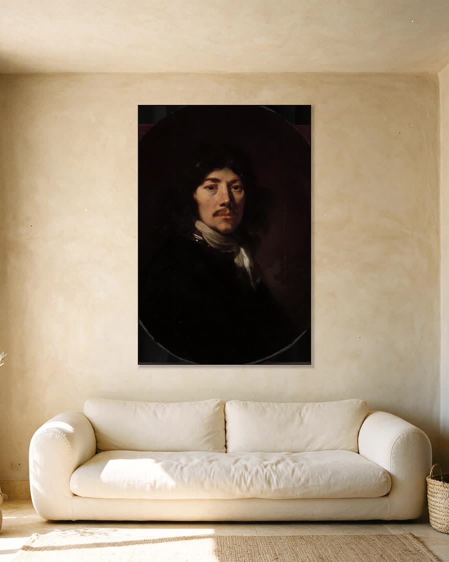 Borststuk van een man, mogelijk een zelfportret in een aluminium frame aan dezelfde muur