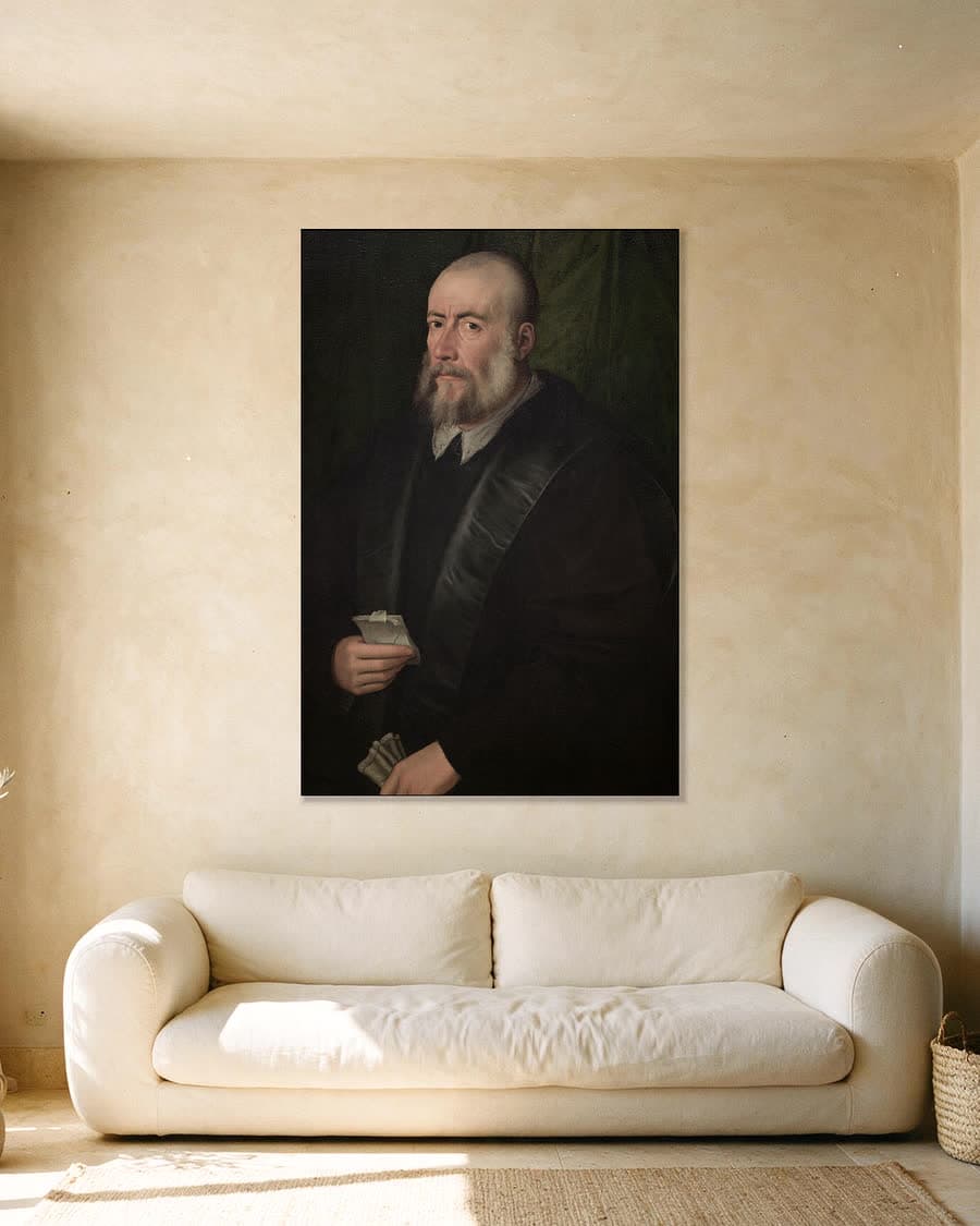 Portret van een oude man in een aluminium frame aan dezelfde muur