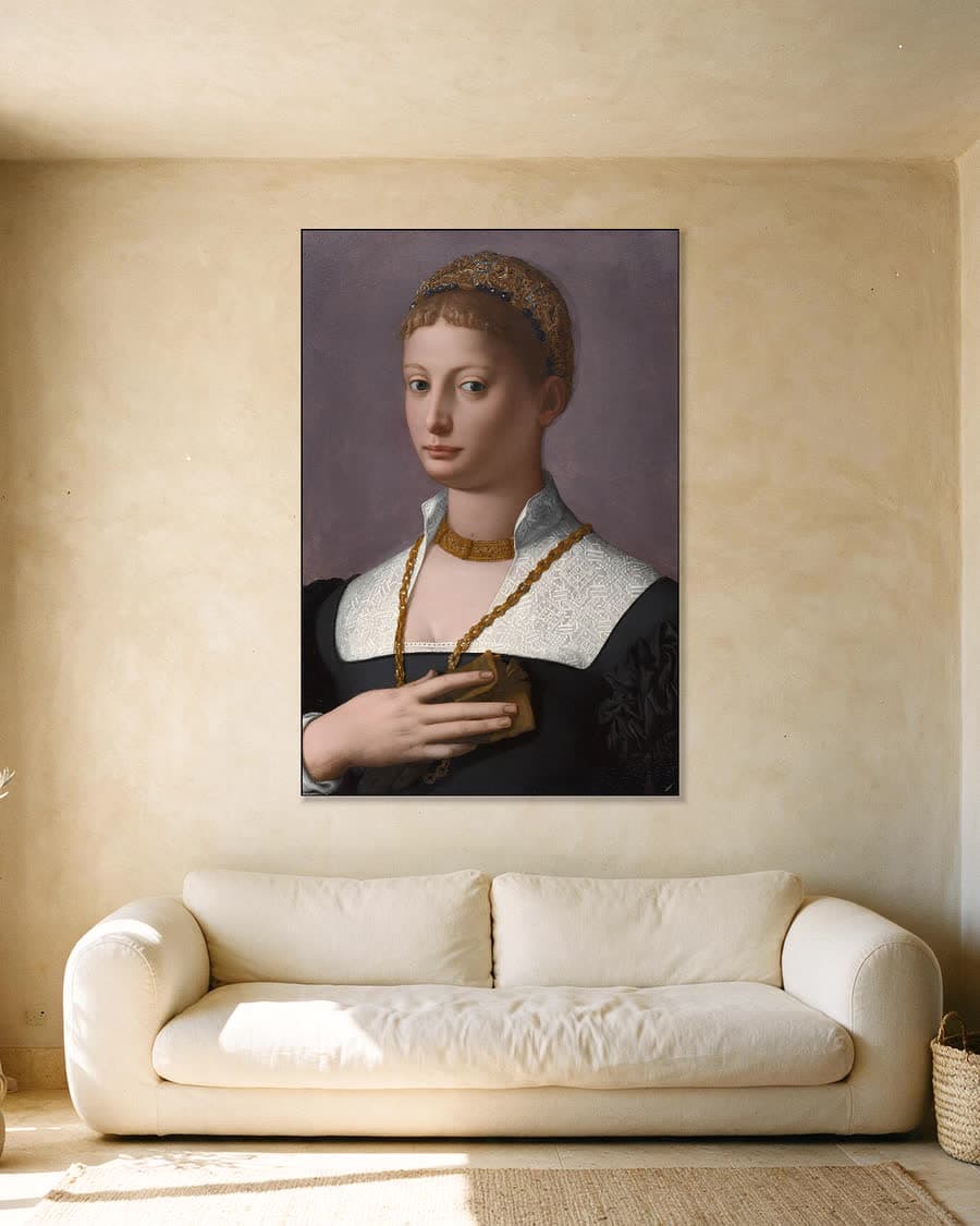 Portret van een vrouw in een aluminium frame aan dezelfde muur