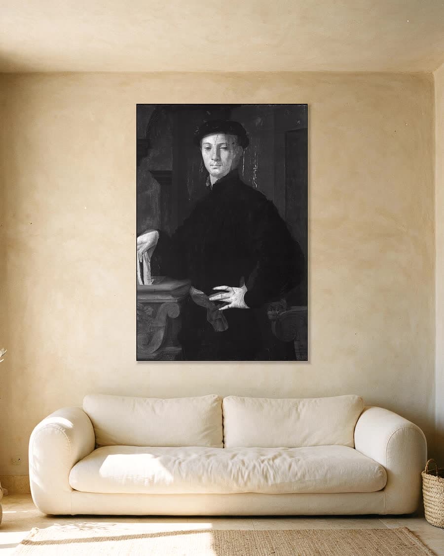 Portret van een jongeman in een aluminium frame aan dezelfde muur