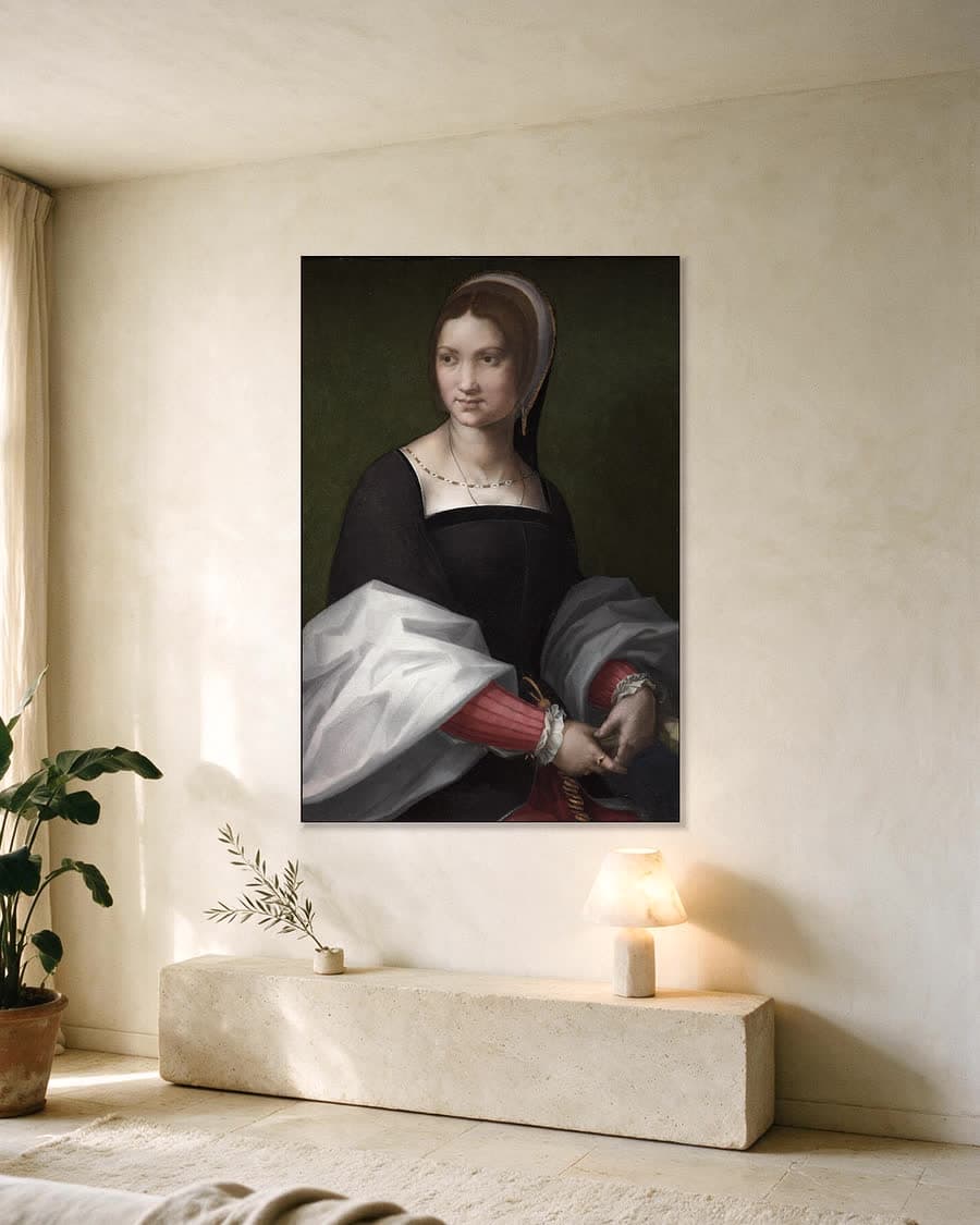 Portret van een vrouw in een aluminium frame aan dezelfde muur