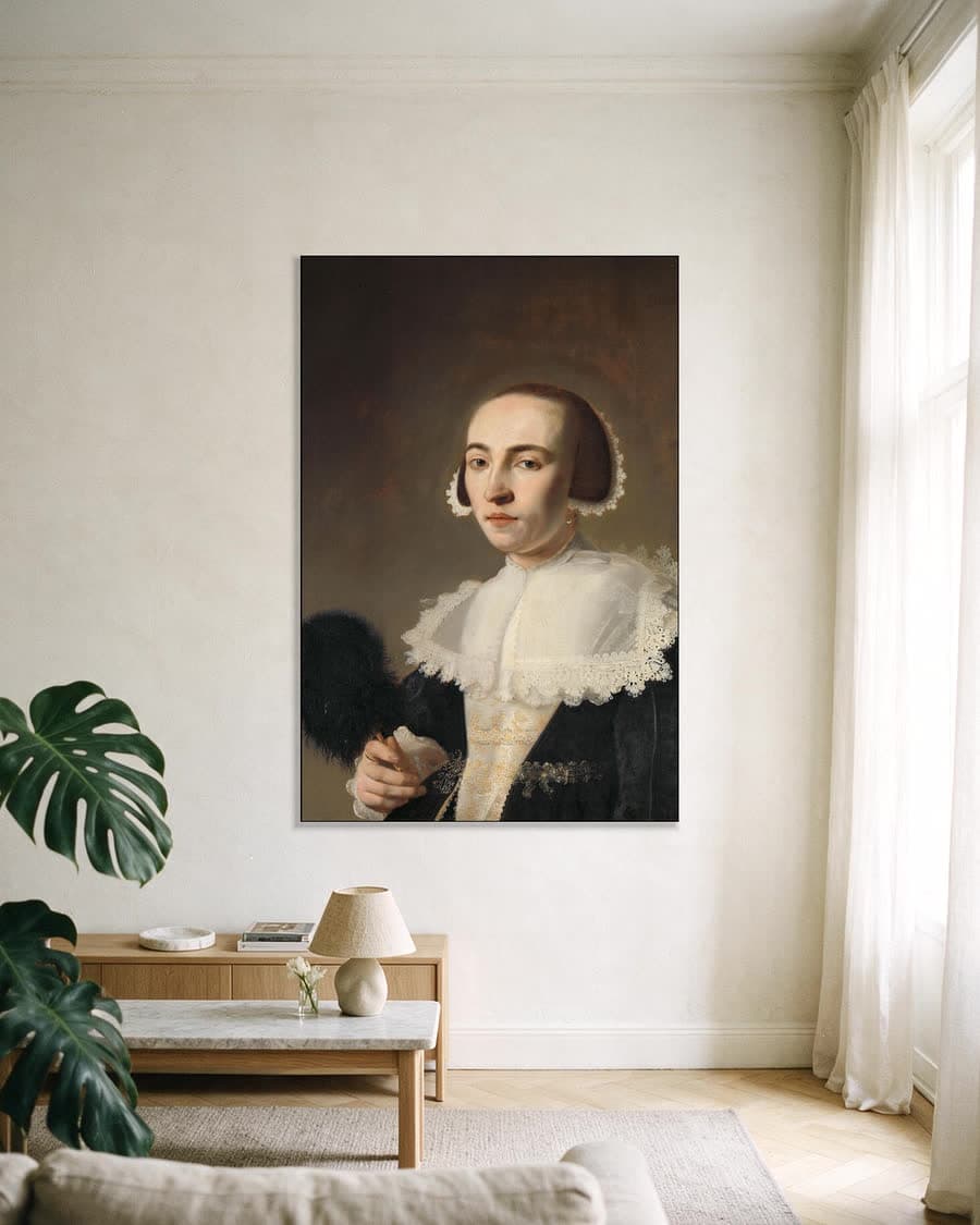Portret van een vrouw in een aluminium frame aan dezelfde muur