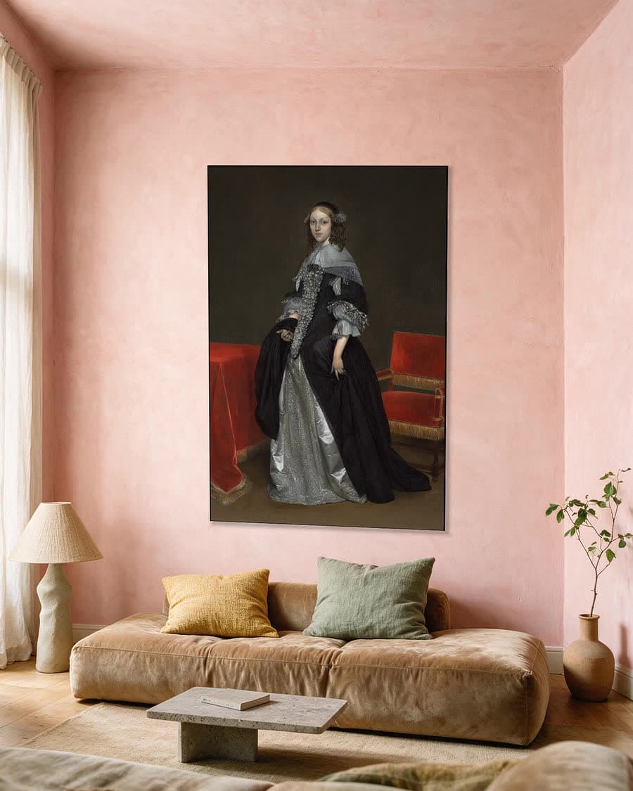 Portret van een vrouw in een aluminium frame aan dezelfde muur
