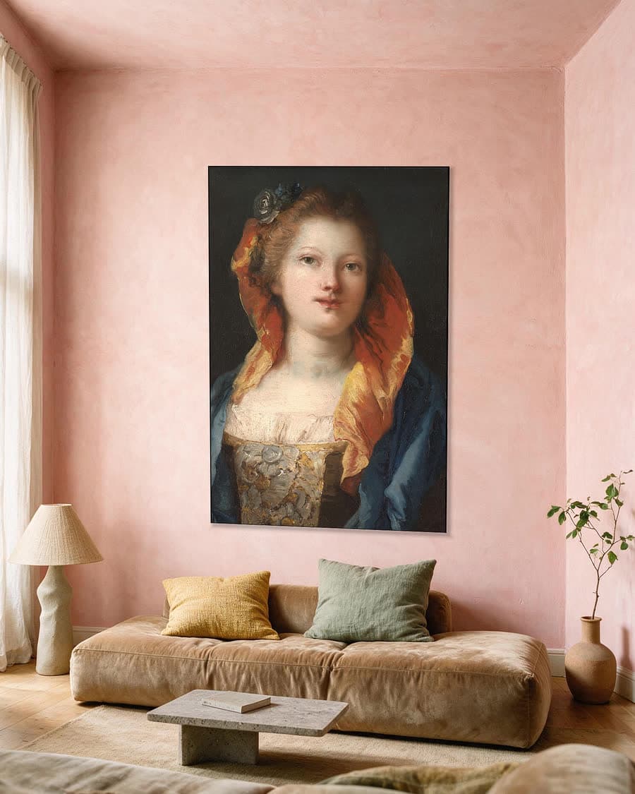 Portret van een vrouw in een aluminium frame aan dezelfde muur