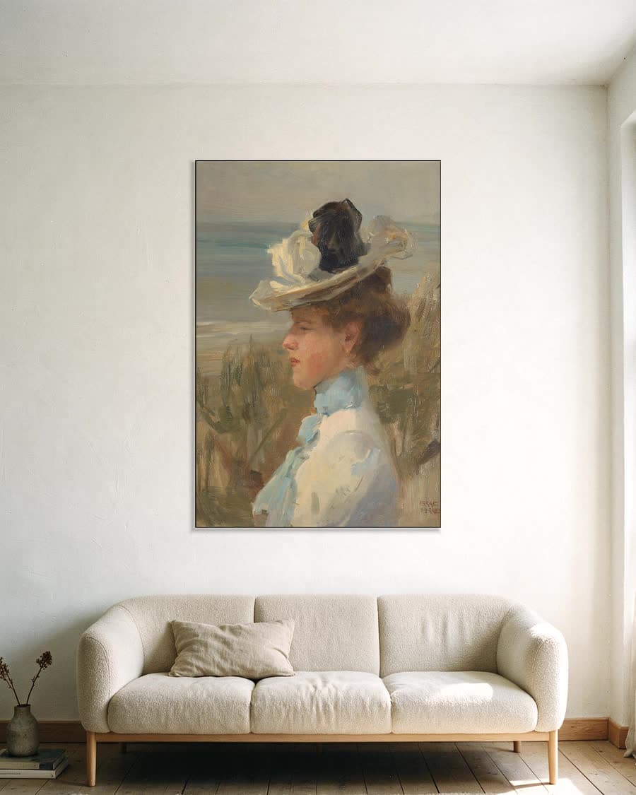 Jonge vrouw, kijkend naar de zee in een aluminium frame aan dezelfde muur