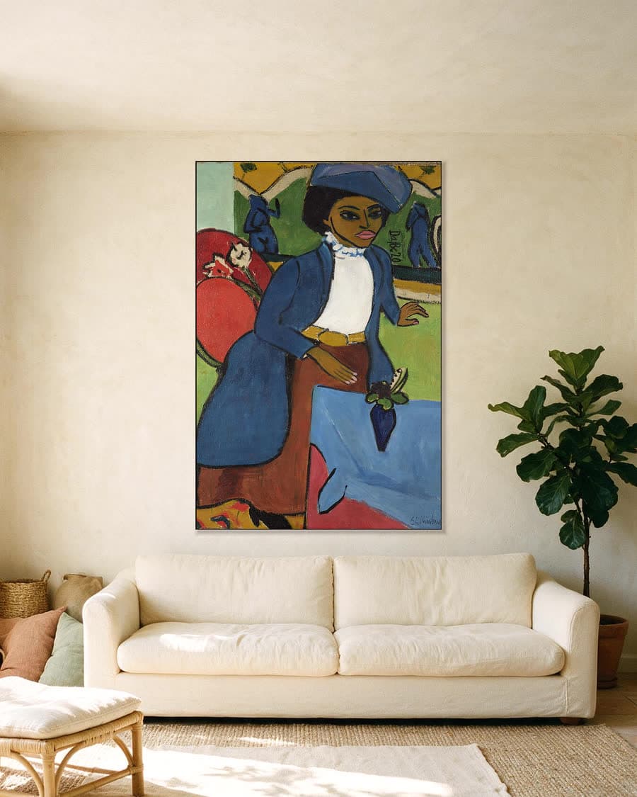 Portret van een vrouw in een aluminium frame aan dezelfde muur