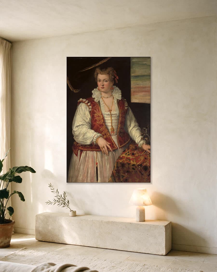 Portret van een vrouw met een eekhoorntje in een aluminium frame aan dezelfde muur