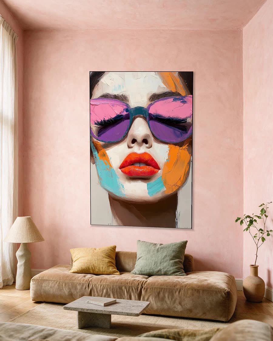 Zonnebril in juli in een aluminium frame aan dezelfde muur