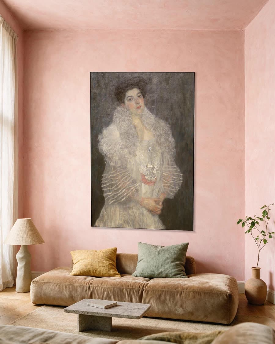Portret van Hermine Gallia in een aluminium frame aan dezelfde muur