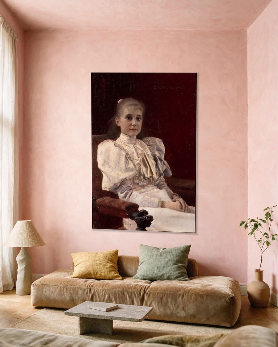 Zittend jong meisje in een aluminium frame aan dezelfde muur