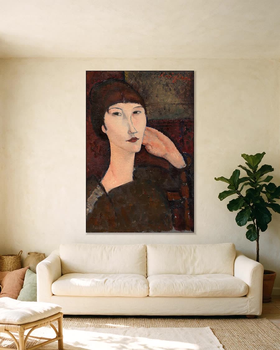 Adrienne, vrouw met pony in een aluminium frame aan dezelfde muur