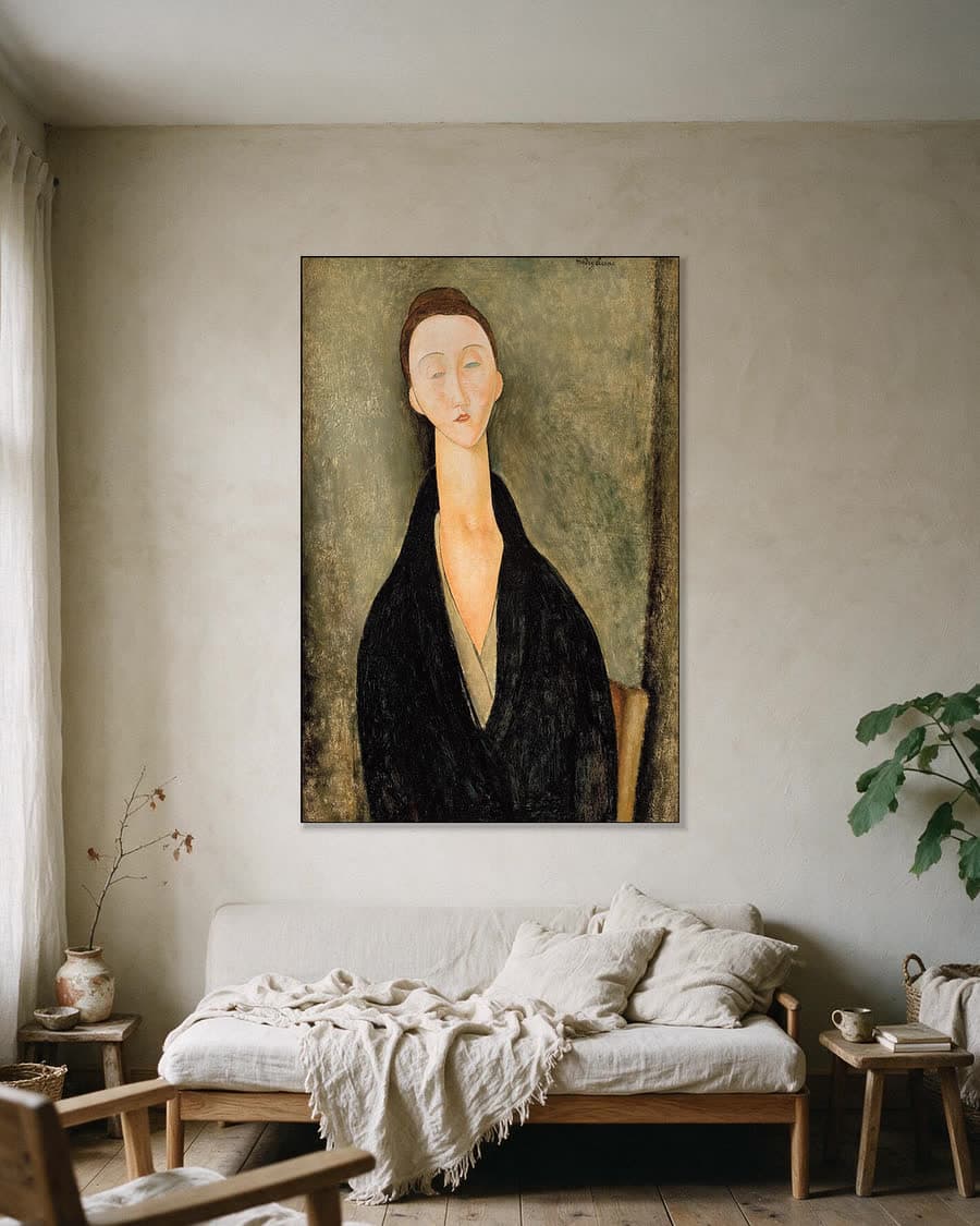 Portret van Lunia Czechowska in een aluminium frame aan dezelfde muur