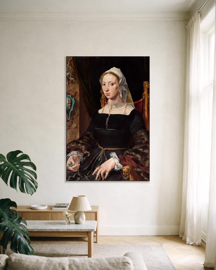 Portret van Machtelt Suijs in een aluminium frame aan dezelfde muur