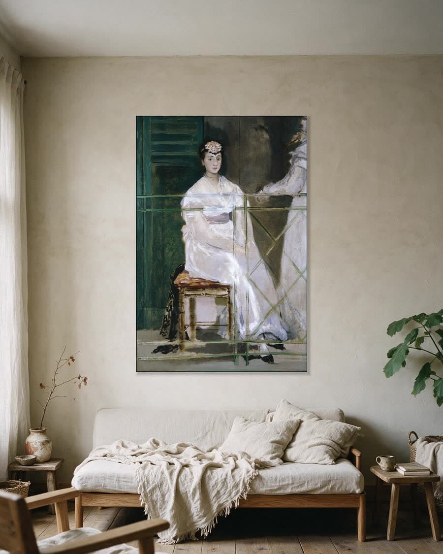 Portret van mademoiselle Claus in een aluminium frame aan dezelfde muur