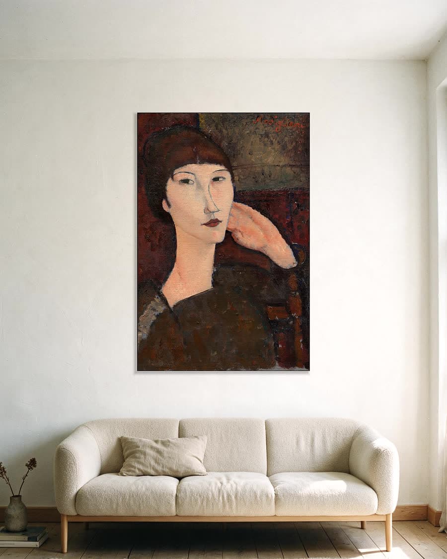 Adrienne, vrouw met pony in een aluminium frame aan dezelfde muur