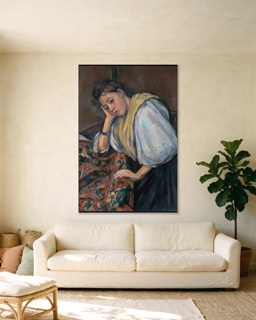 Jonge Italiaanse vrouw aan een tafel in een aluminium frame aan dezelfde muur