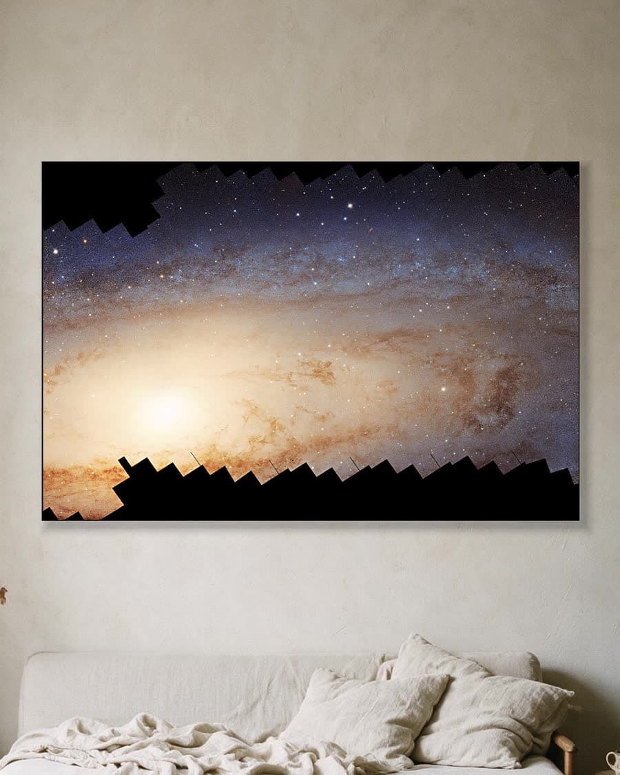 Andromeda in een aluminium frame aan dezelfde muur