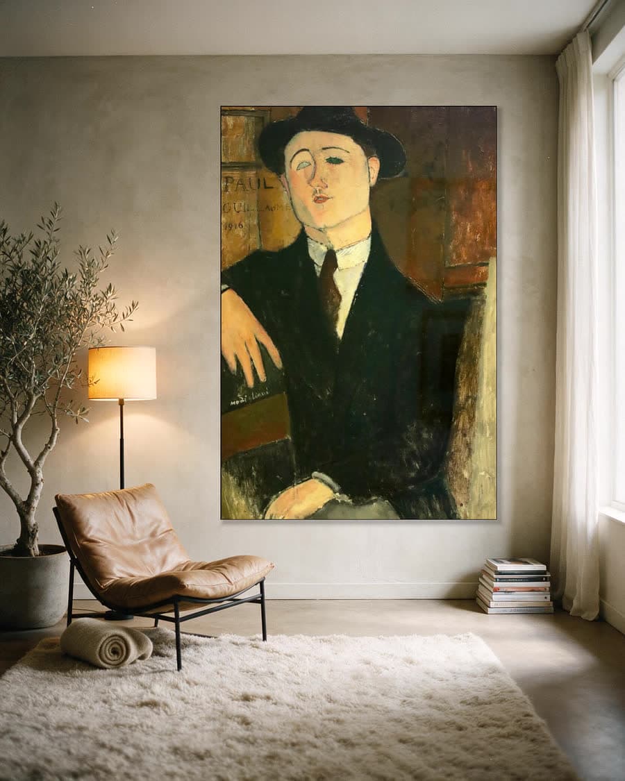 Portret van Paul Guillaume in een aluminium frame aan dezelfde muur