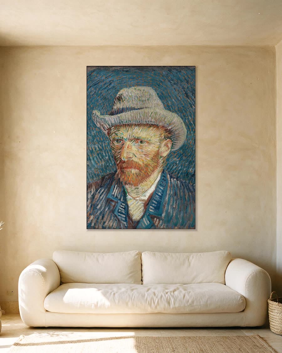 Zelfportret met grijze vilthoed in een aluminium frame aan dezelfde muur