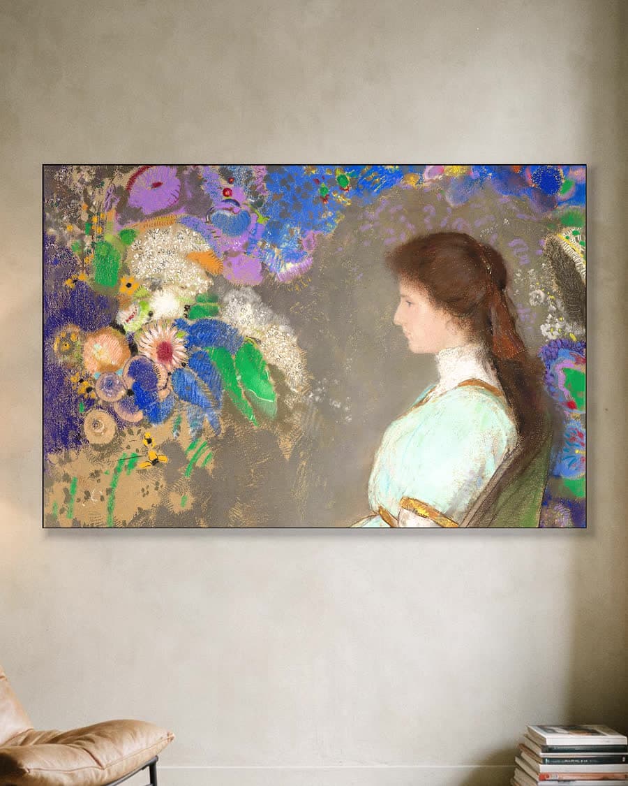 Portret van Violette Heymann (1910) in een aluminium frame aan dezelfde muur