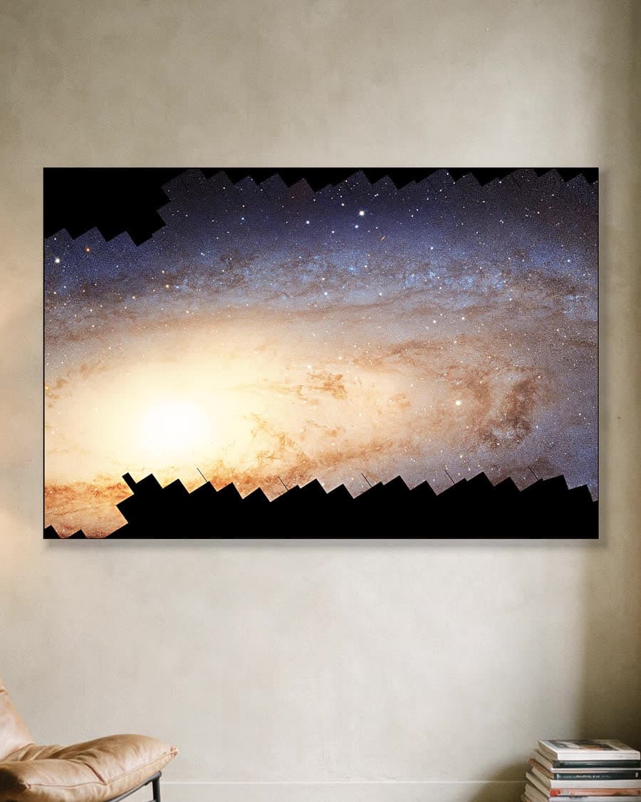 Andromeda in een aluminium frame aan dezelfde muur