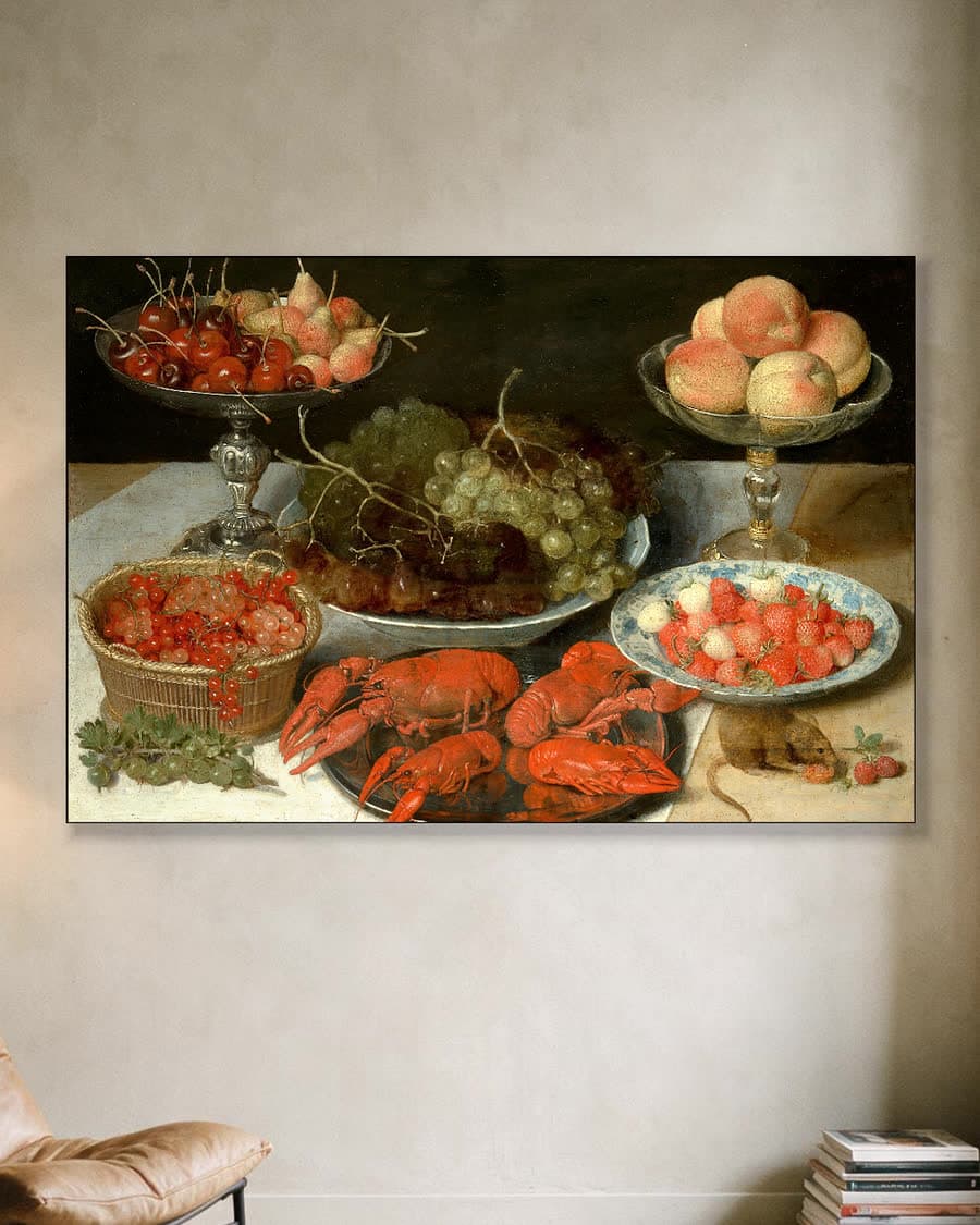 Stilleven met fruit en kreeft in een aluminium frame aan dezelfde muur