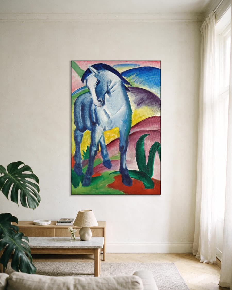 Blauw paard I in een aluminium frame aan dezelfde muur