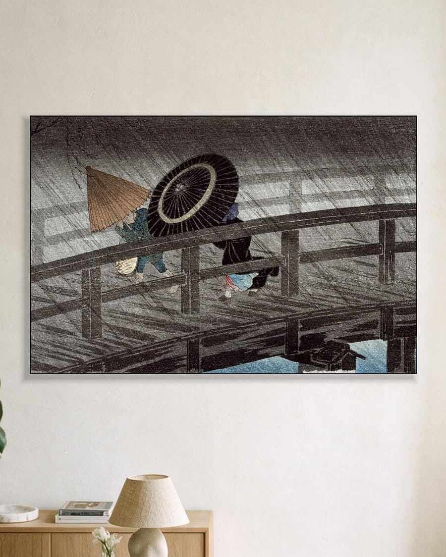 Regen op de Izumi-brug in een aluminium frame aan dezelfde muur