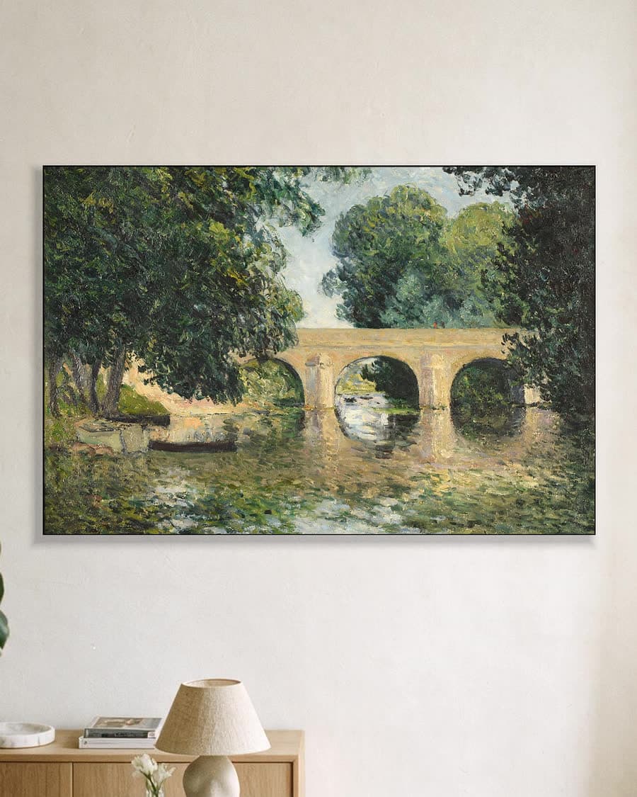 Brug over de rivier in een aluminium frame aan dezelfde muur