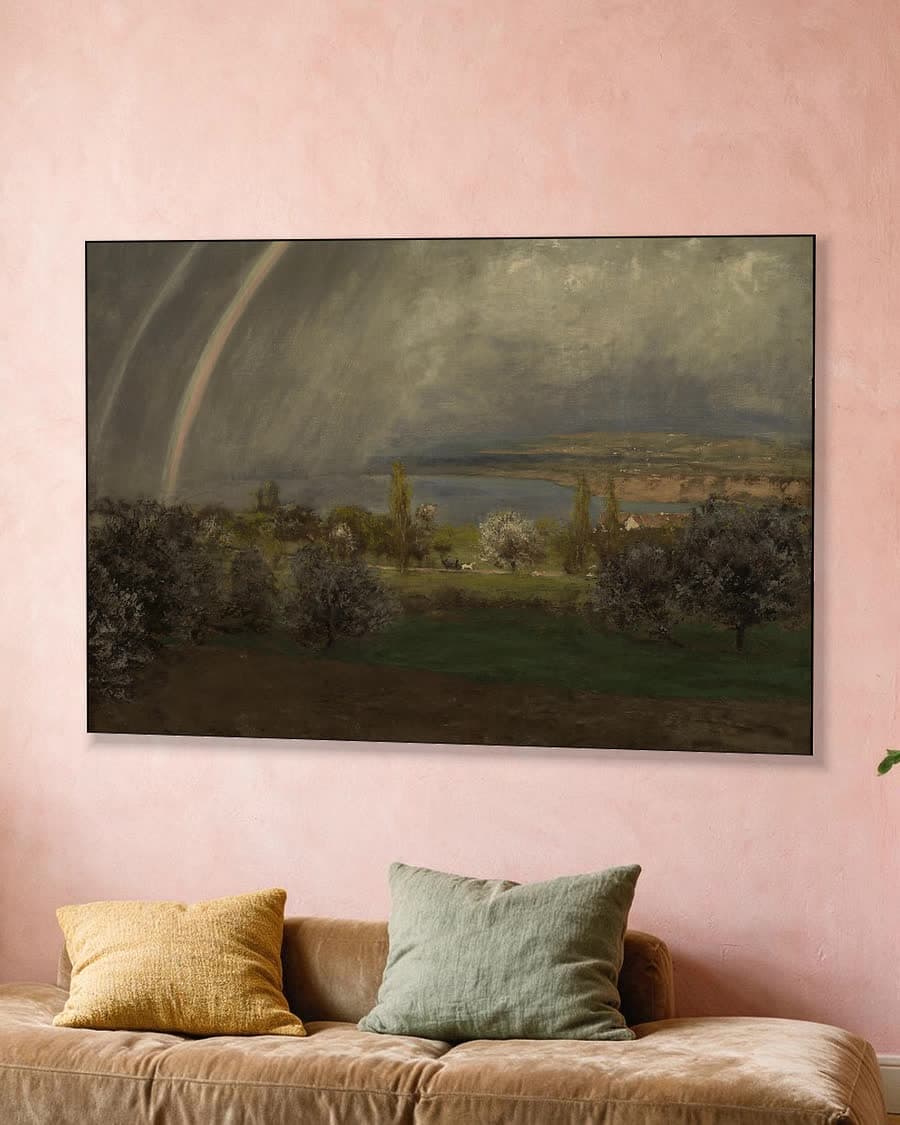 Regenboog boven het meer in een aluminium frame aan dezelfde muur