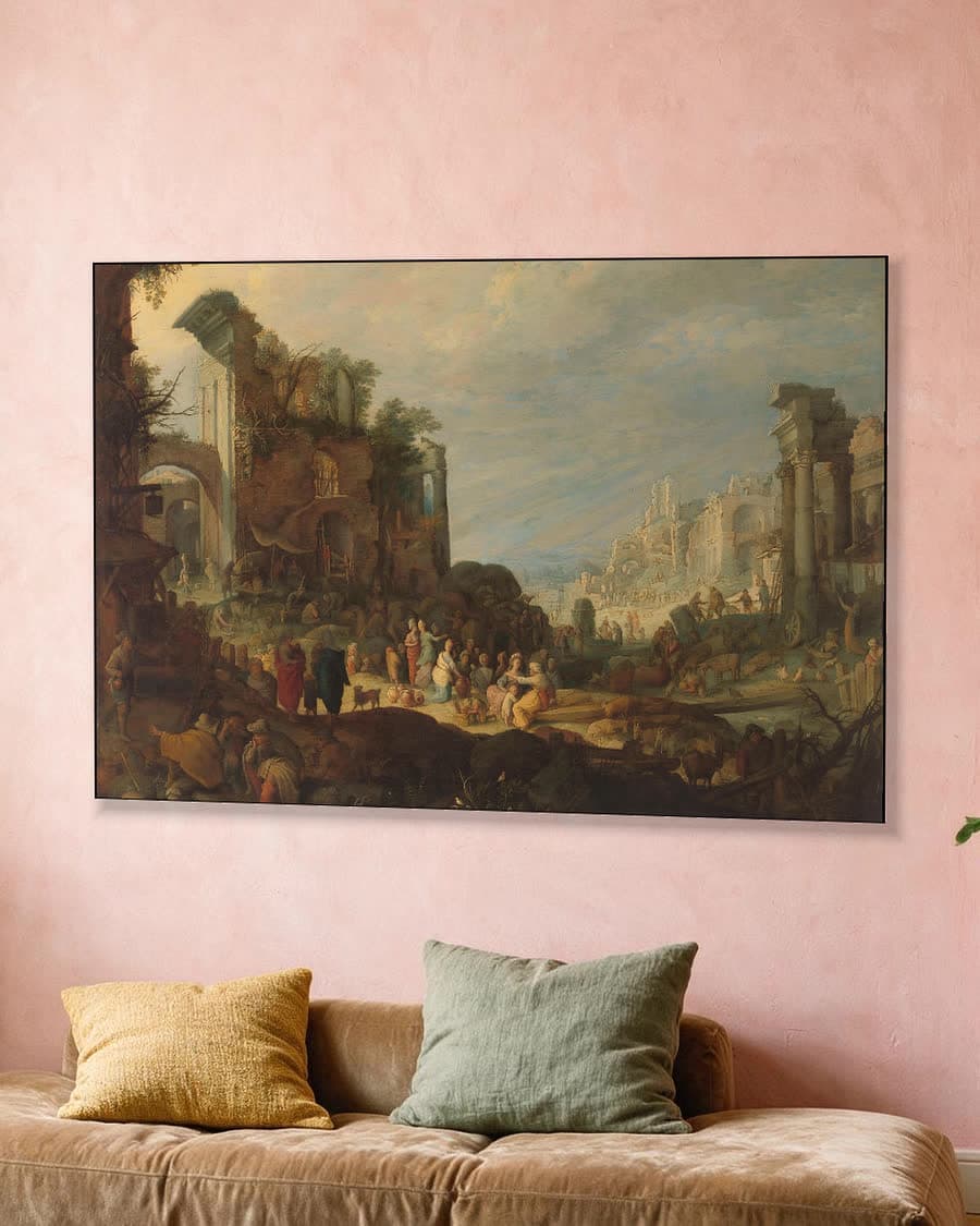 Reizigers tussen Romeinse ruïnes met Rebekka en Eliëzer bij de bron in een aluminium frame aan dezelfde muur