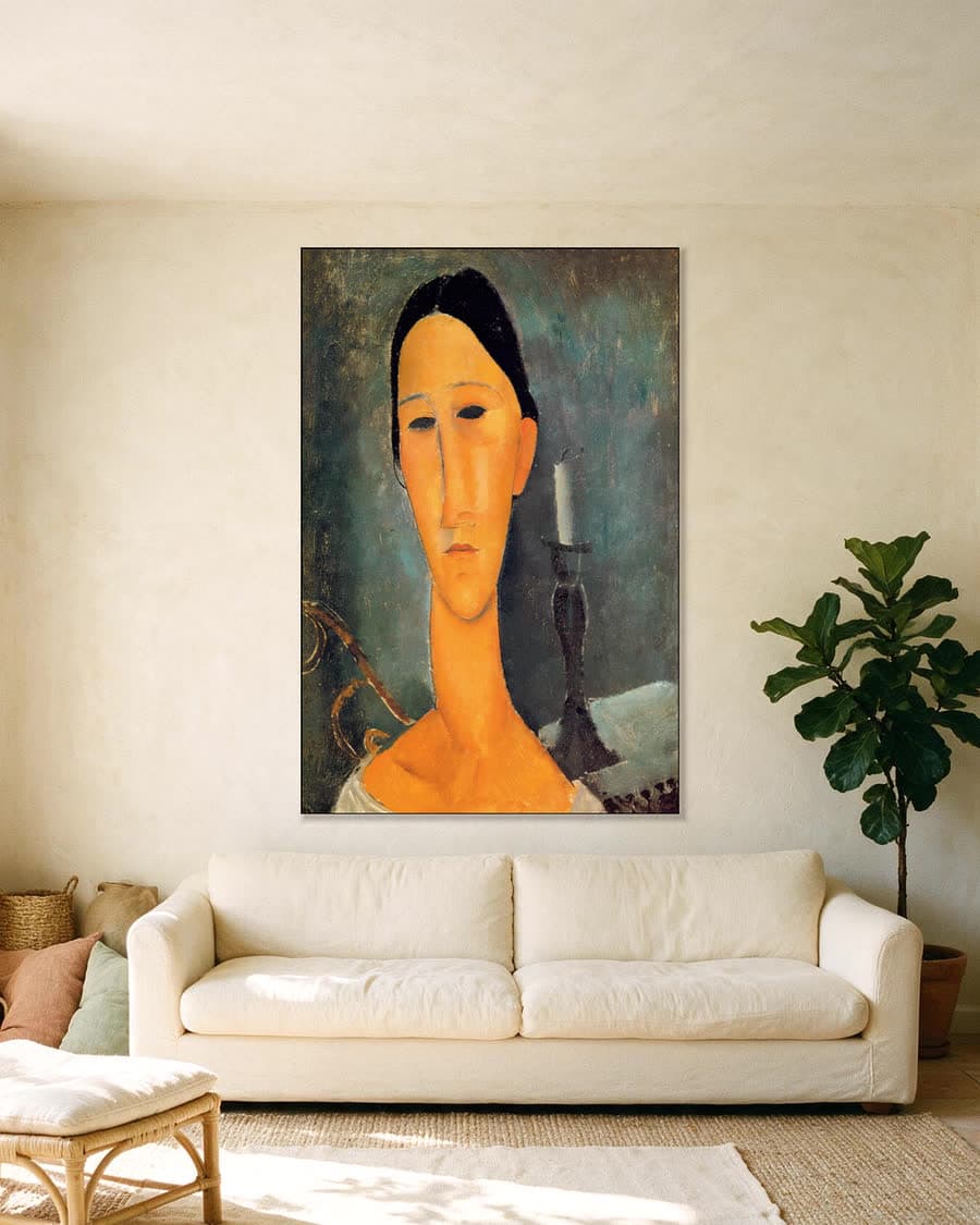 Hanka Zborowska met kandelaar in een aluminium frame aan dezelfde muur