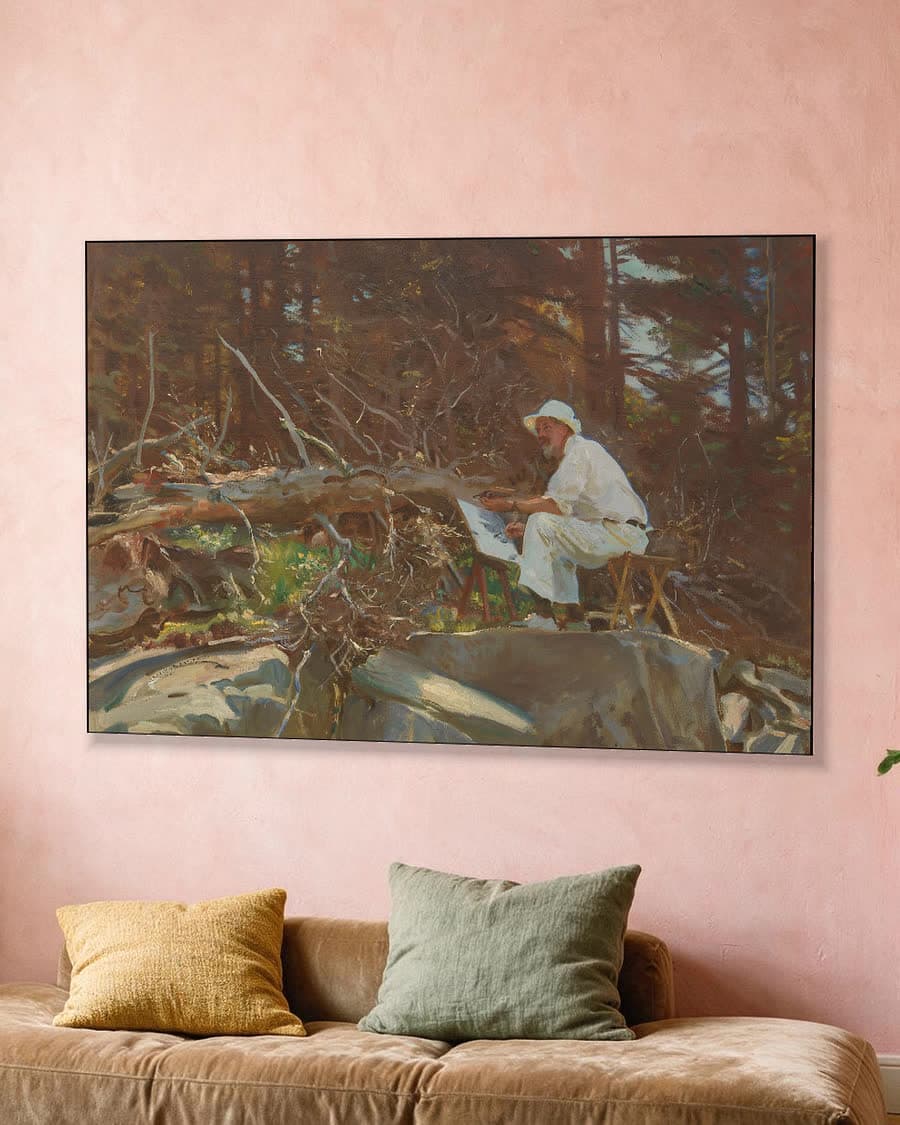 De schetsende kunstenaar in een aluminium frame aan dezelfde muur