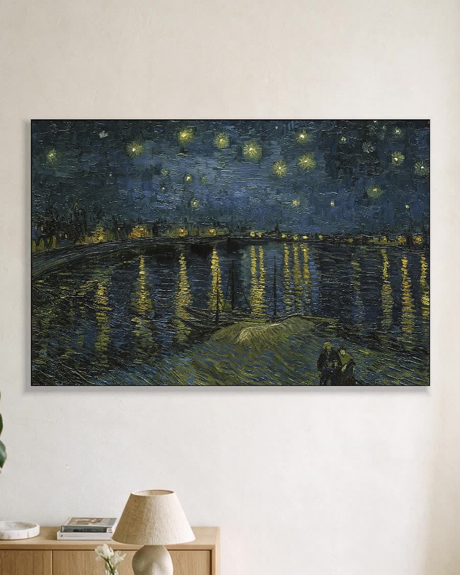 De sterrennacht in een aluminium frame aan dezelfde muur