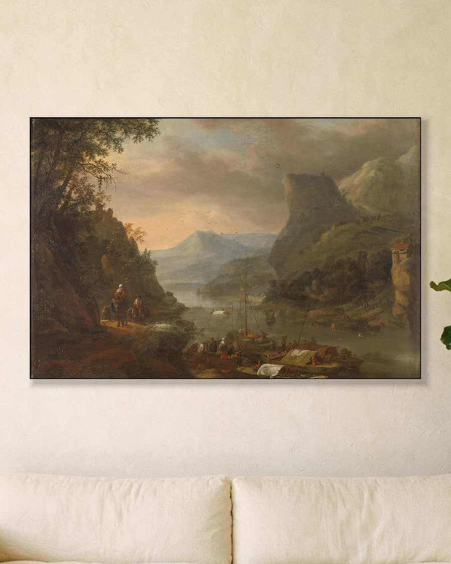 Riviergezicht in een bergachtig landschap in een aluminium frame aan dezelfde muur