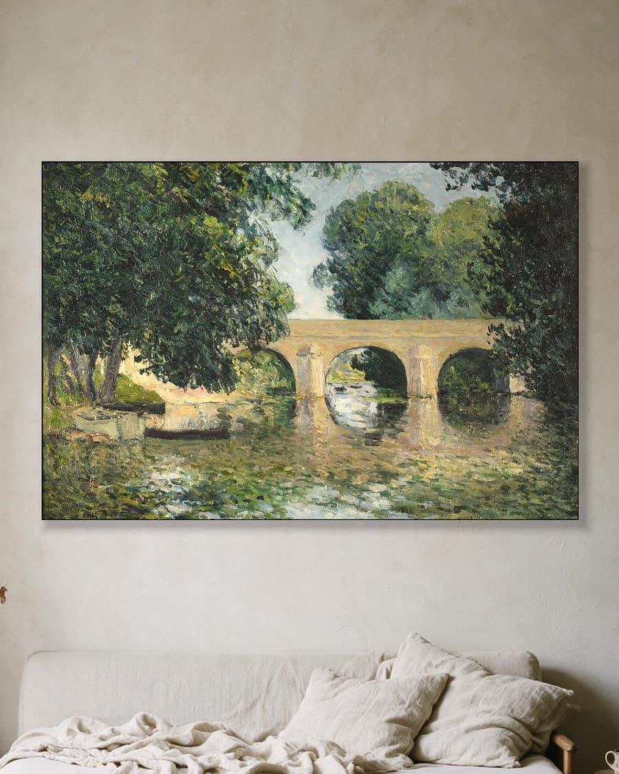 Brug over de rivier in een aluminium frame aan dezelfde muur