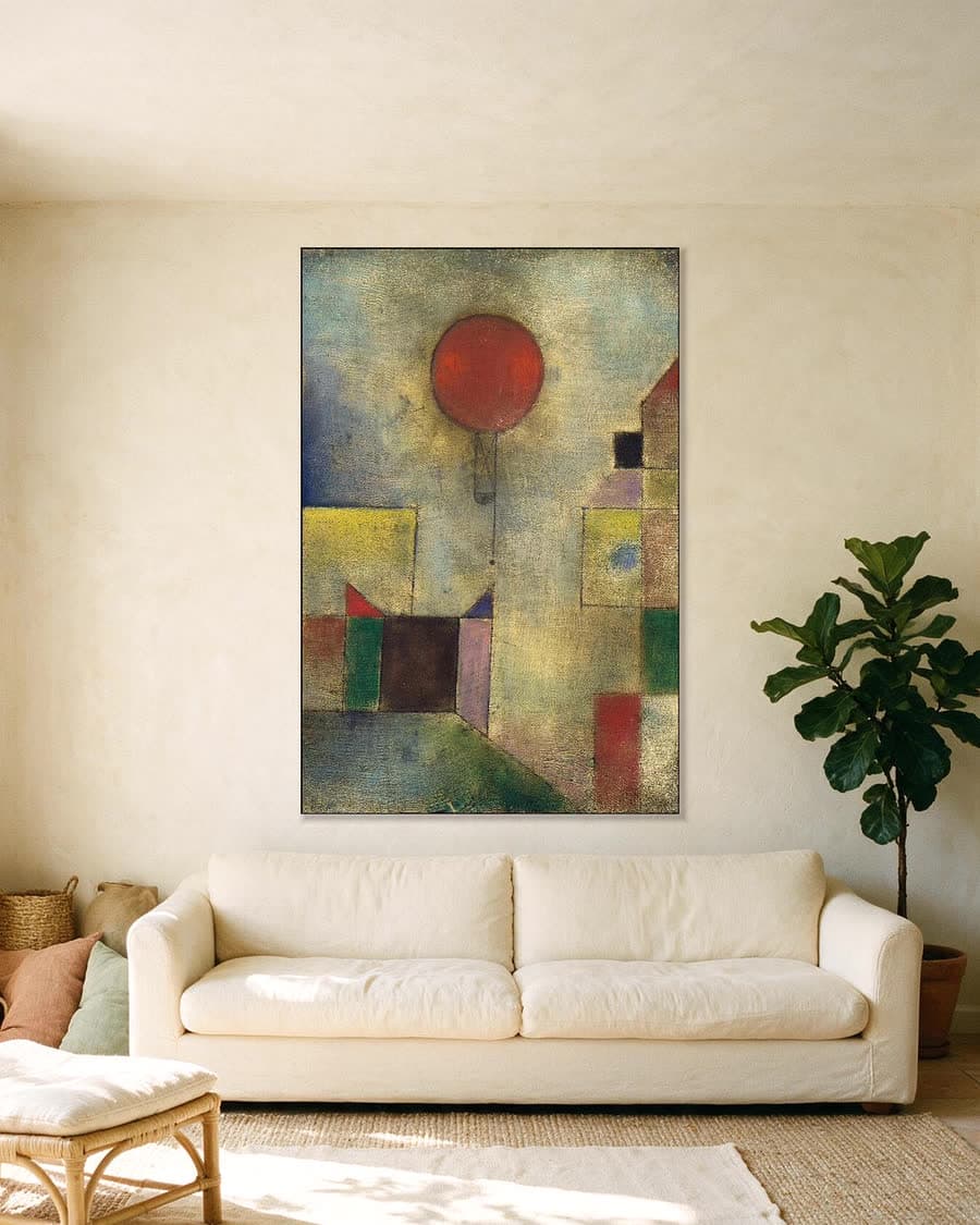 Rode Ballon in een aluminium frame aan dezelfde muur